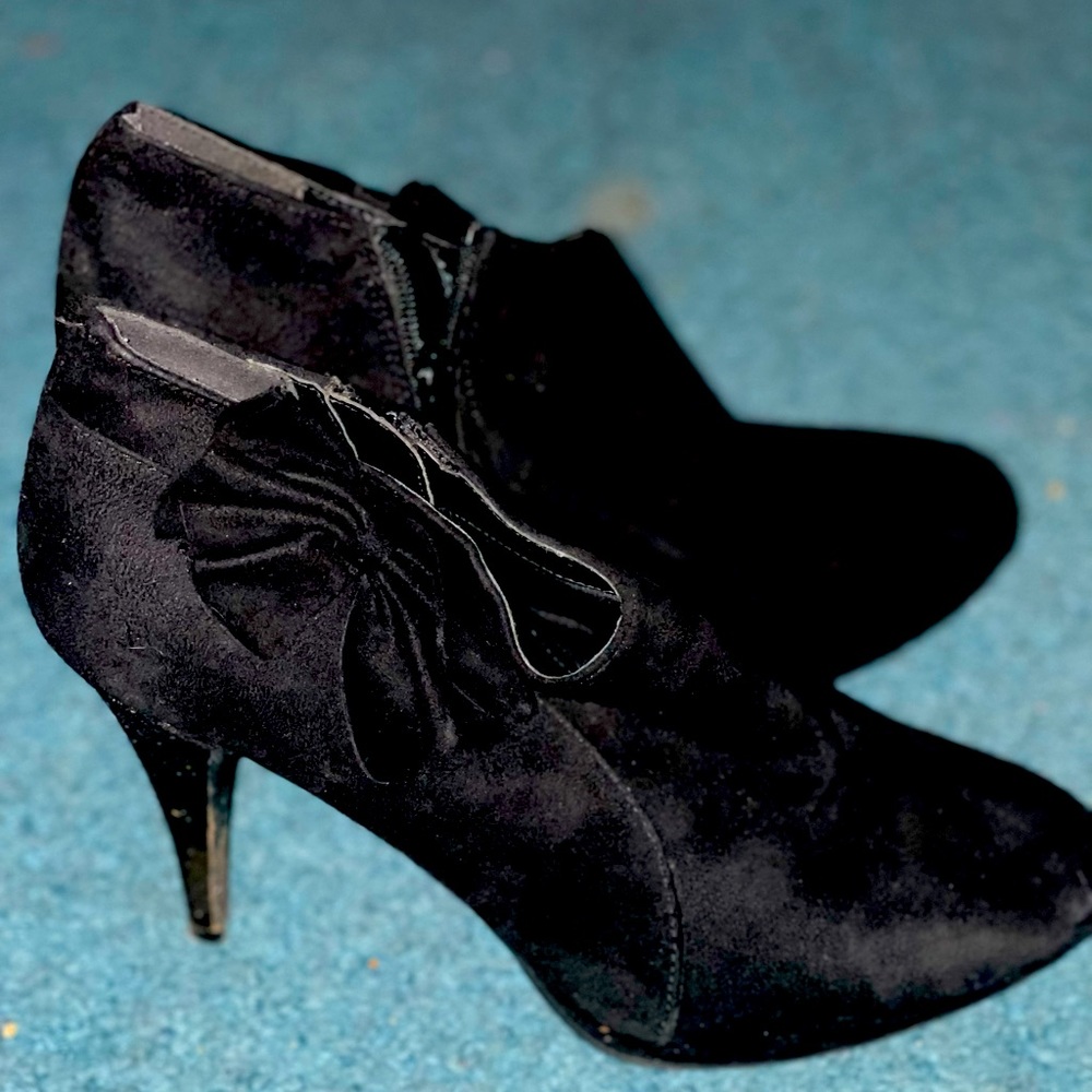 IMPO Booties with Bow size 9